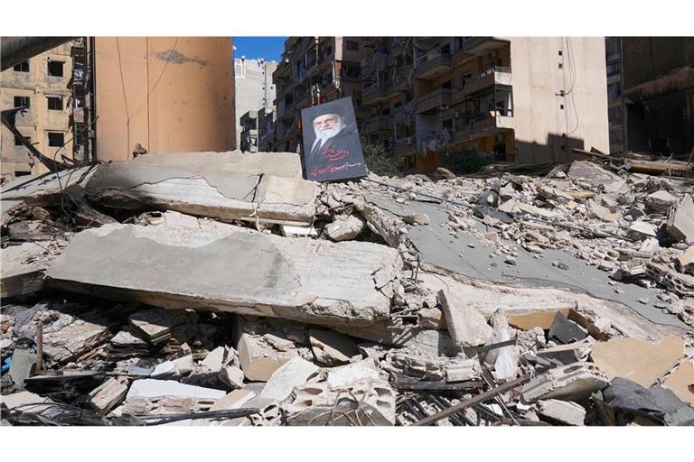 Ein Porträ¤t des verstorbenen iranischen Obersten Führers Chamenei auf den Trümmern eines GebÃ¤udes, das durch einen israelischen Luftangriff in Beirut zerstört wurde.