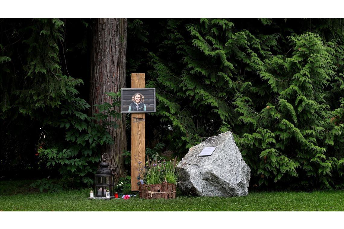 Garmisch-Partenkirchen benennt Park nach Laura Dahlmeier Ein Portrait der ehemaligen Biathletin Laura Dahlmeier ist an einer Gedenkstätte im Kurpark Partenkirchen angebracht.