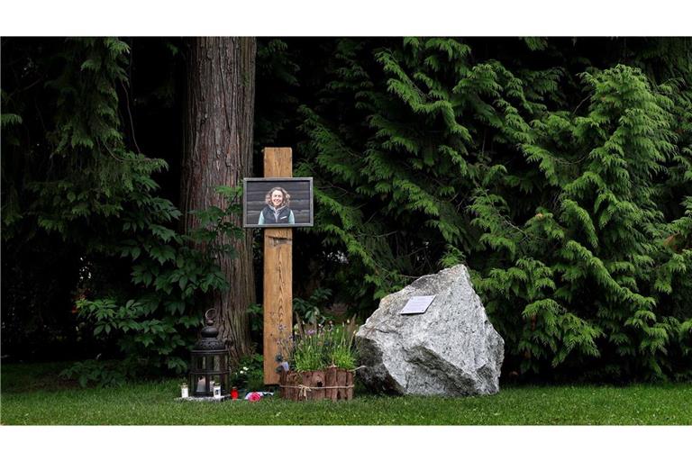 Ein Portrait der ehemaligen Biathletin Laura Dahlmeier ist an einer Gedenkstätte im Kurpark Partenkirchen angebracht.