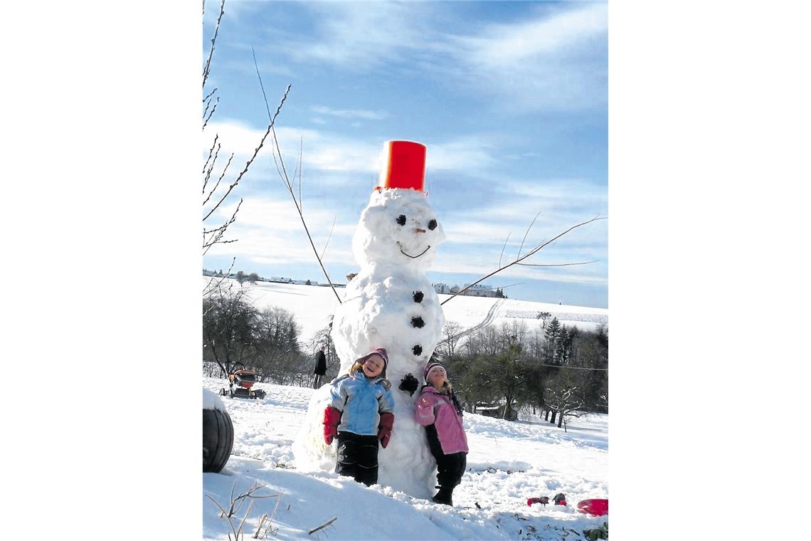 Der Schneemann weckt das Kind in jedem Ein Prachtexemplar von Schneemann hat Philipp Urban mit seiner Tochter und einer weiteren Vater-Tochter-Konstellation im Winter 2010 bei Erbstetten gebaut. Um die oberste Kugel zu positionieren, haben die Männer eine Rampe verwendet. Foto: Philipp Urban