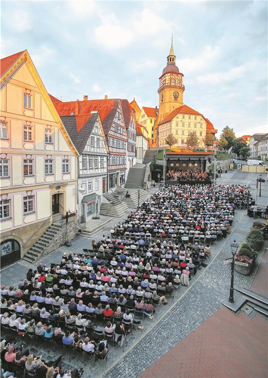 Gänsehautfeeling
in der Abendsonne Ein prächtiger Abend bei besten äußeren Bedingungen. Die Mitglieder des Staatsorchesters Stuttgart und der Stuttgarter Philharmoniker unter der Leitung von Rainer Roos erfreuten die über 1000 Zuhörer beim letzten Konzert der laufenden Spielzeit.