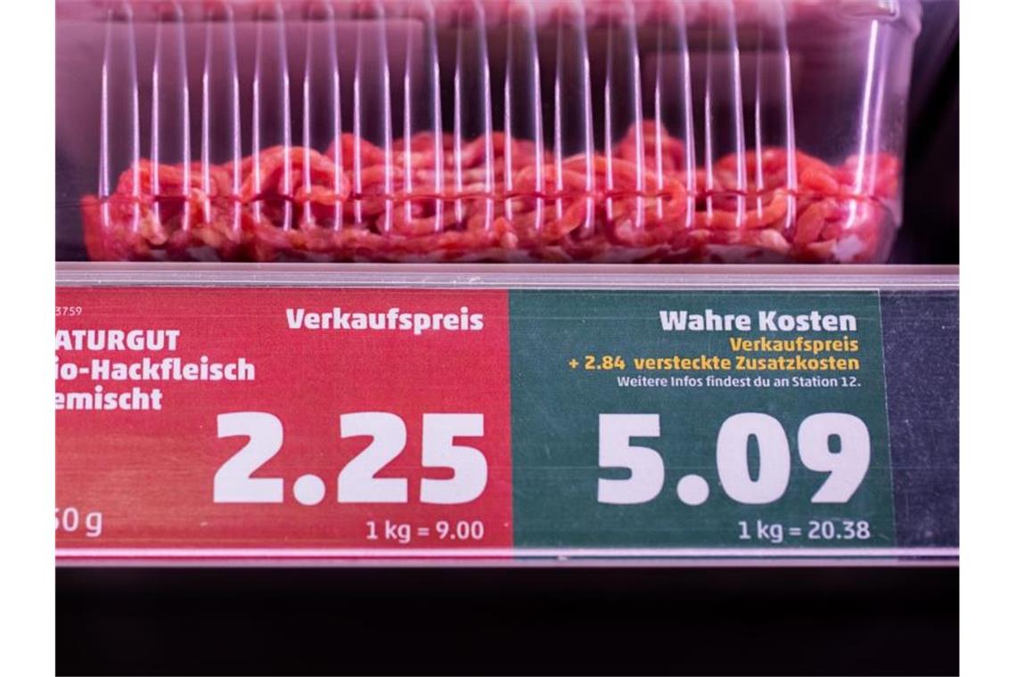 Wie teuer sollten Lebensmittel sein? Ein Preisschild weist neben dem Verkaufspreis auch den „wahren Preis“ in einem Penny-Supermarkt aus. Foto: Rolf Vennenbernd/dpa