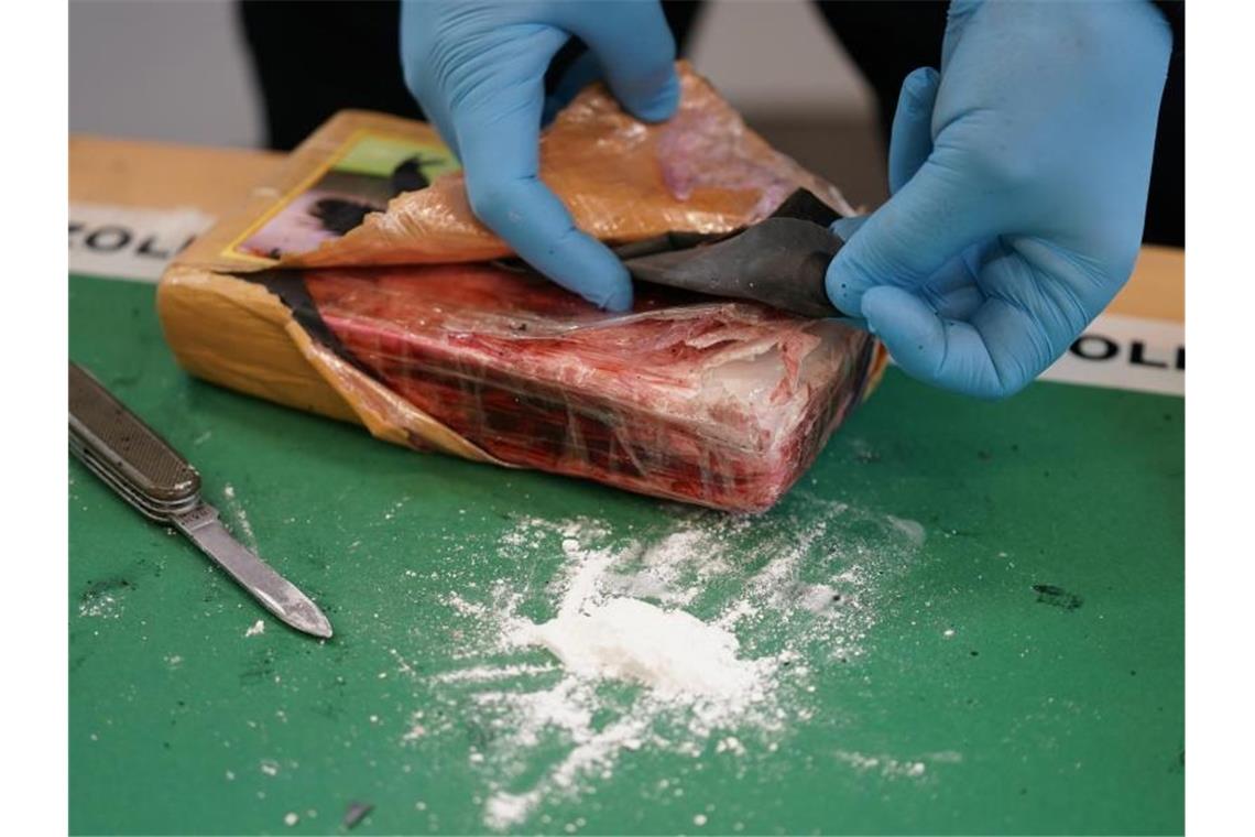 Hamburger Zoll findet Kokain im Wert von 350 Millionen Euro Ein Pressesprecher des Zolls Hamburg präsentiert einen kleinen Teil des sichergestellten Kokains. Foto: Marcus Brandt/dpa