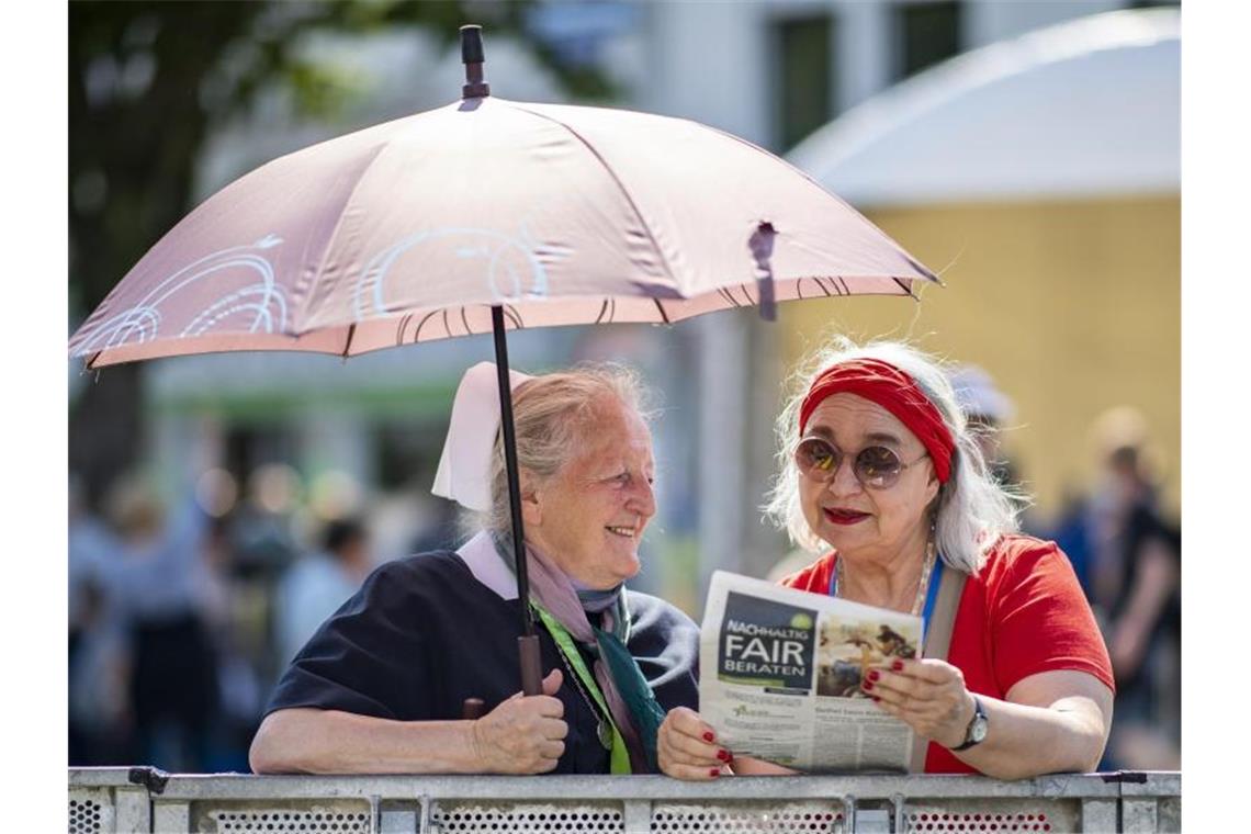 Ein probates Mittel: Der Regenschirm als Sonnenschutz. Foto: Guido Kirchner