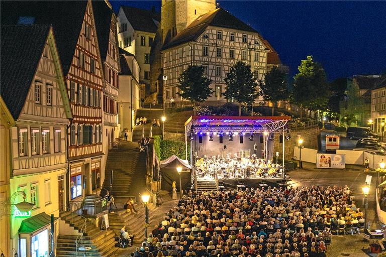 Ein proppenvoller Marktplatz ist eine Selbstverständlichkeit, wenn das classic-ope(r)n-air stattfindet. So auch dieses Mal. Die Begeisterung war groß, kein Platz blieb frei. Fotos: Alexander Becher