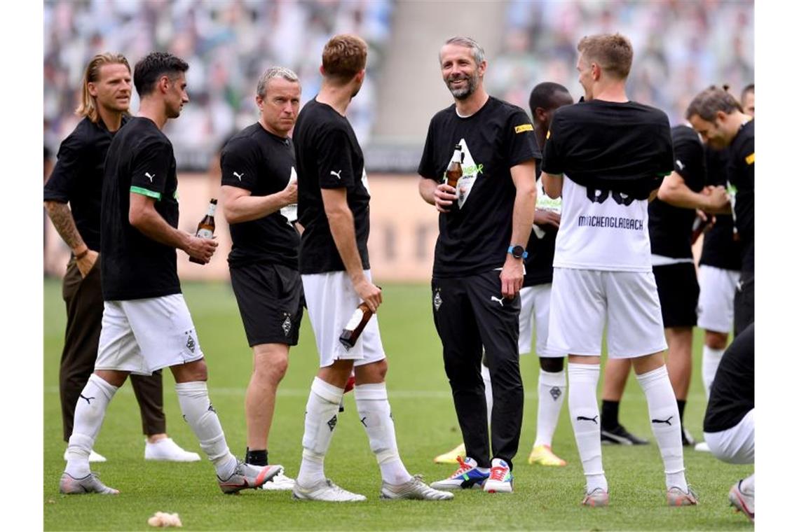 Ein Prost auf die Champions League: Gladbach-Coach Marco Rose (M) stößt mit seinen Spielern auf die Königsklasse an. Foto: Marius Becker/dpa