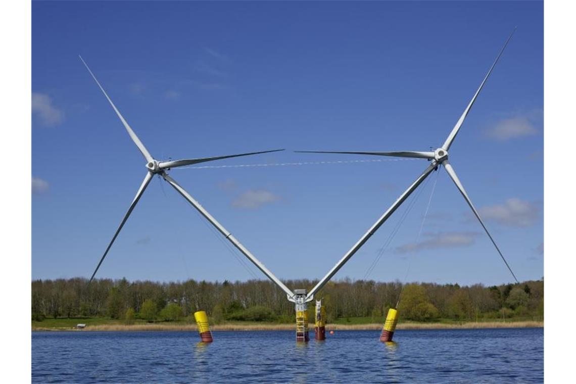 EnBW testet schwimmende Windräder im Baggersee Ein Prototyp der schwimmenden Windenergieanlage „Nezzy 2“. Foto: Jan Oelker/EnBW/aerodyn/dpa