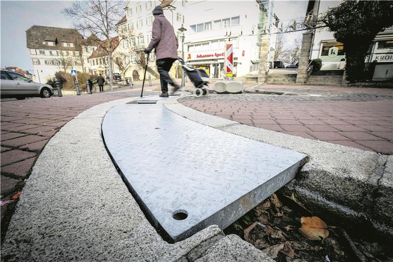 Ein Provisorium aus Stahlblech sorgt derzeit für den sicheren Übergang des Wassergrabens beim Adenauerplatz in Backnang. Nachdem die seitherigen Platten aus Sondermessing gestohlen wurden, werden künftig Granitplatten zum Einsatz kommen. Der Auftrag ist bereits vergeben. Fotos: A. Becher