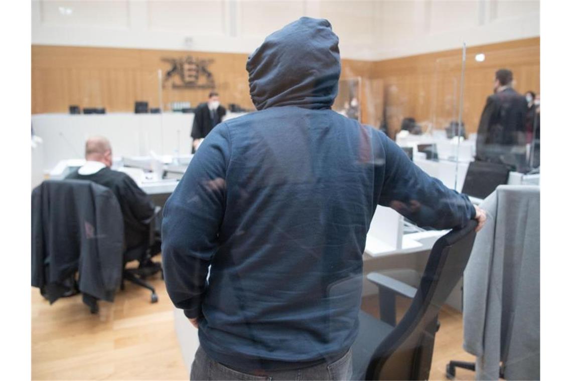 „Gruppe S.“ - Anwälte zweifeln an Aussagen des Kronzeugen Ein Prozessteilnehmer mit einer Kapuze kommt kurz vor Beginn des Prozesses gegen die rechtsterroristische Vereinigung "Gruppe S." im Oberlandesgericht Stuttgart-Stammheim. Foto: -/dpa-pool/dpa