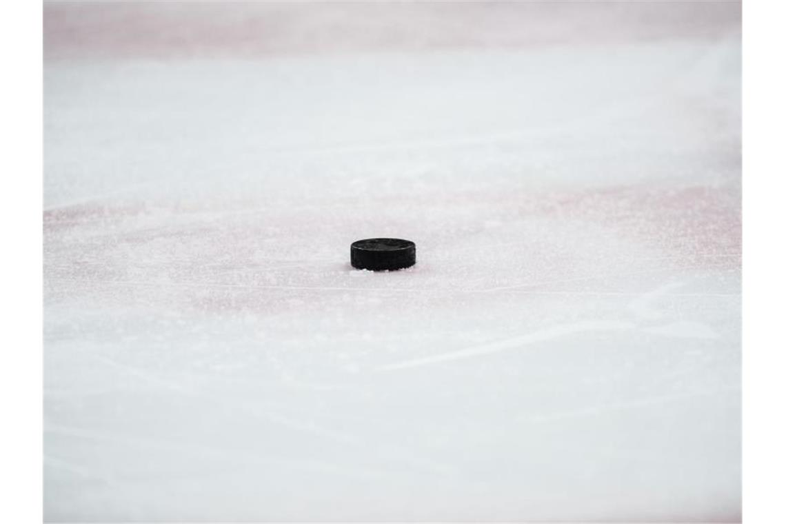 Ein Puck liegt auf dem Eis. Foto: Bernd Thissen/Archivbild