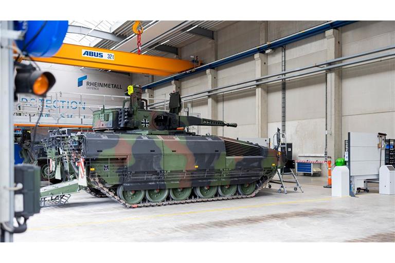 Ein Puma-Schützenpanzer in einer Halle des Rheinmetall-Werks im niedersächsischen Unterlüß.