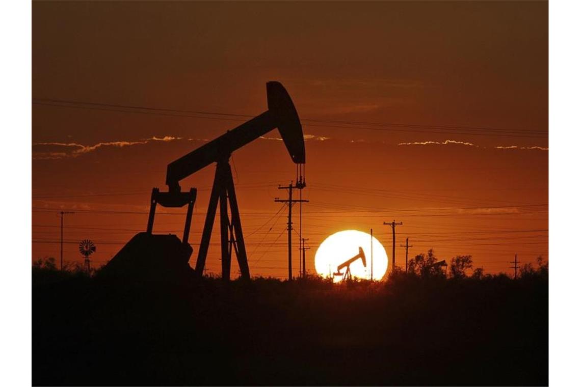 Ein Pumpe in einem Ölfeld. Die USA wollen ein Verbot der Einfuhr von russischem Öl prüfen. Foto: Jacob Ford/Odessa American/dpa