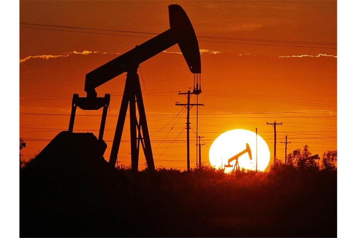 Ölpreissturz sorgt für weitere herbe Verluste der US-Börsen Ein Pumpe in einem Ölfeld im US-Bundesstaat Texas. Foto: Jacob Ford/Odessa American/dpa