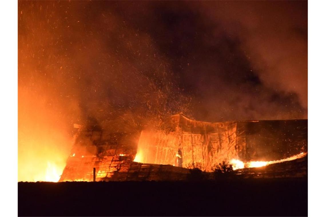 Ein Putenhof in Kirchardt im Landkreis Heilbronn steht in Flammen. Foto: Julian Buchner/Einsatz-Report24