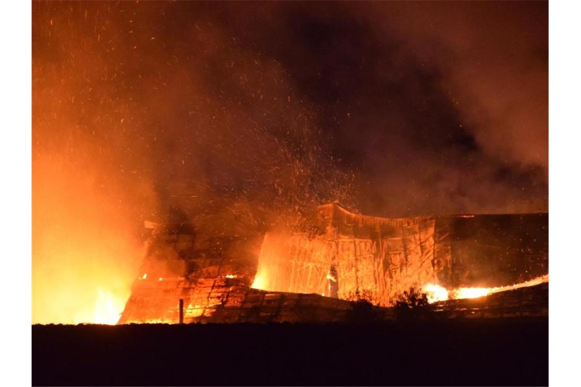 Technischer Defekt wohl Ursache für Großbrand auf Bauernhof Ein Putenhof in Kirchardt im Landkreis Heilbronn steht in Flammen. Foto: Julian Buchner/Einsatz-Report24