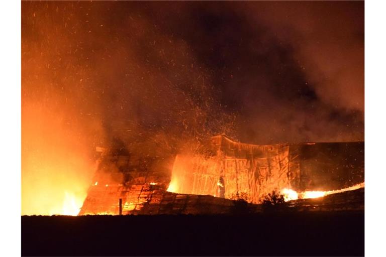 Ein Putenhof in Kirchardt im Landkreis Heilbronn steht in Flammen. Foto: Julian Buchner/Einsatz-Report24