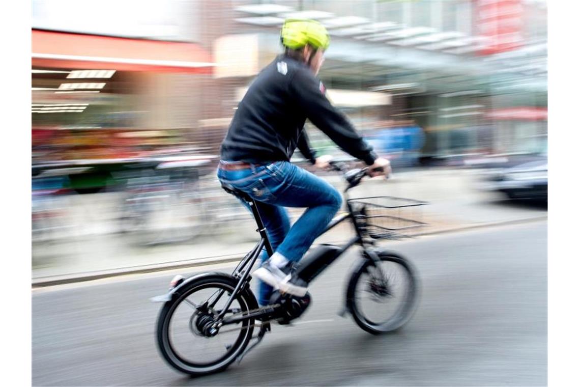 Ein Radfahrer auf einem E-Bike. Foto: Hauke-Christian Dittrich/dpa/Symbolbild