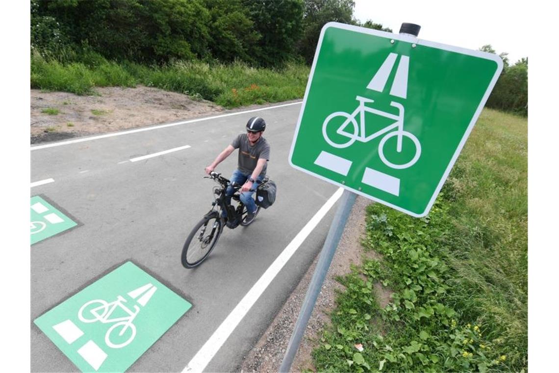 Ein Radfahrer auf einem Radschnellweg in Hessen. Foto: Arne Dedert/dpa