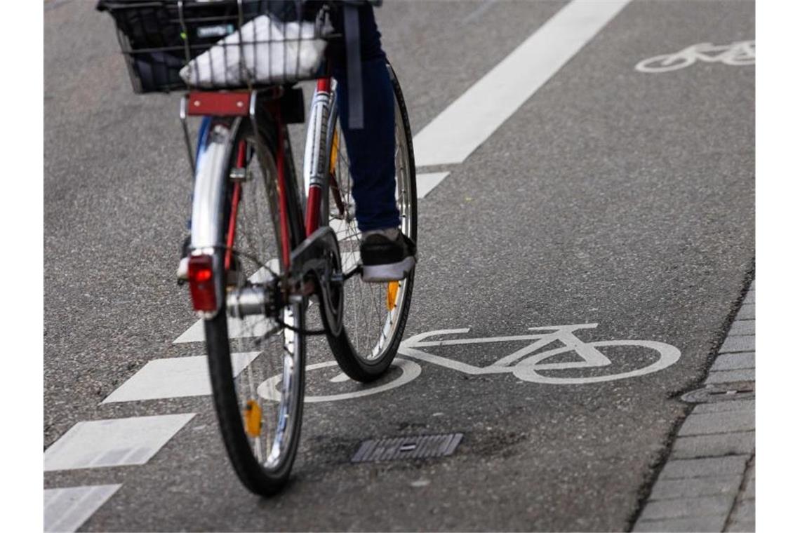 Ein Radfahrer fährt auf einem Fahrrad-Schutzstreifen. Foto: Philipp von Ditfurth/dpa