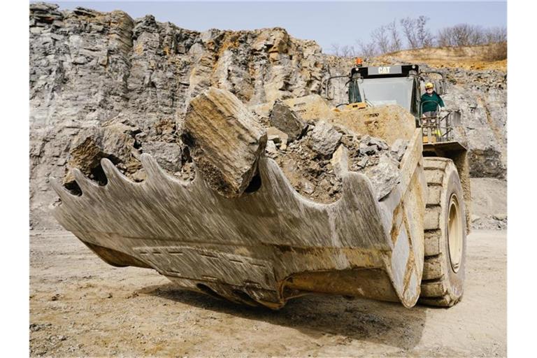 Ein Radlader transportiert Kalkstein im Steinbruch des Baustoffkonzerns Heidelbergcement. Foto: Uwe Anspach/dpa/Archivbild