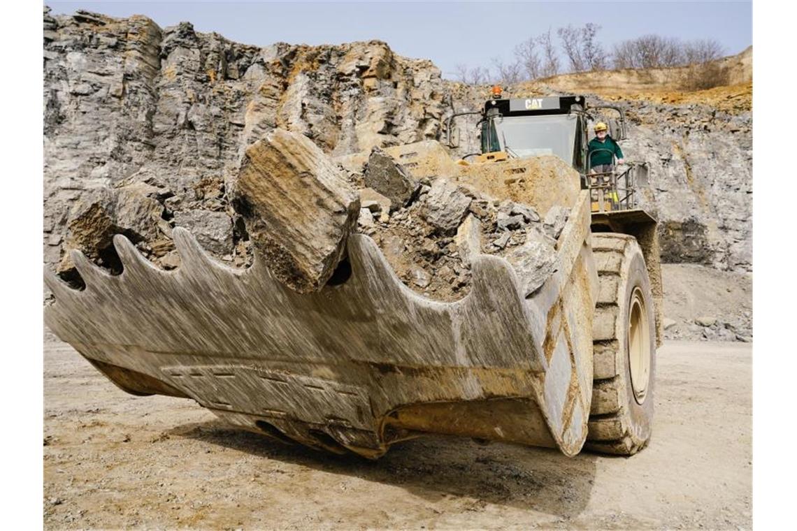 Heidelbergcement zuversichtlich für 2021 Ein Radlader transportiert Kalkstein im Steinbruch des Baustoffkonzerns Heidelbergcement. Foto: Uwe Anspach/dpa/Archivbild