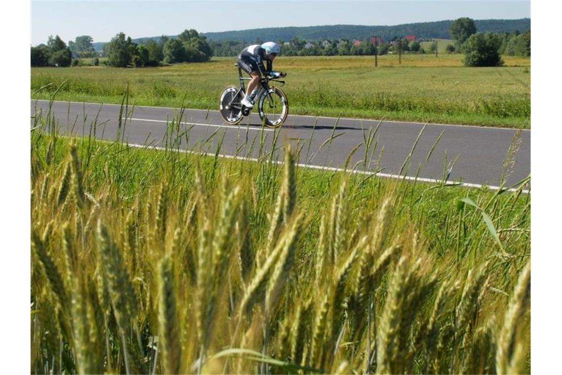Ein Radsportler fährt auf der Strecke. Foto: arifoto UG/dpa-Zentralbild/dpa/Symbolbild
