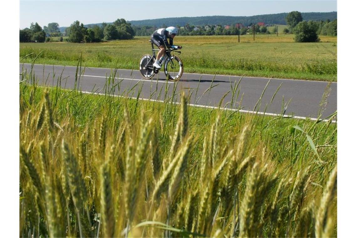 Neuer Zeitpunkt für Rad-Meisterschaft wohl nicht haltbar Ein Radsportler fährt auf der Strecke. Foto: arifoto UG/dpa-Zentralbild/dpa/Symbolbild