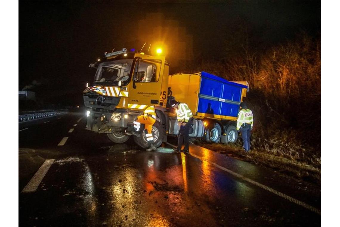 Streuwagen rutscht auf glatter Straße in den Graben Ein Räumfahrzeug der Autobahnmeisterei steht im Straßengraben. Foto: Dettenmeyer/SDMG/dpa