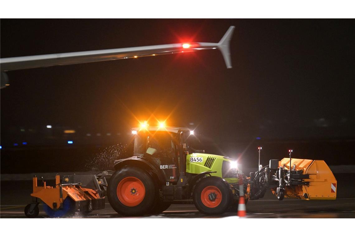 Ein Räumfahrzeug fährt über das Flugfeld des Berliner Flughafen BER.