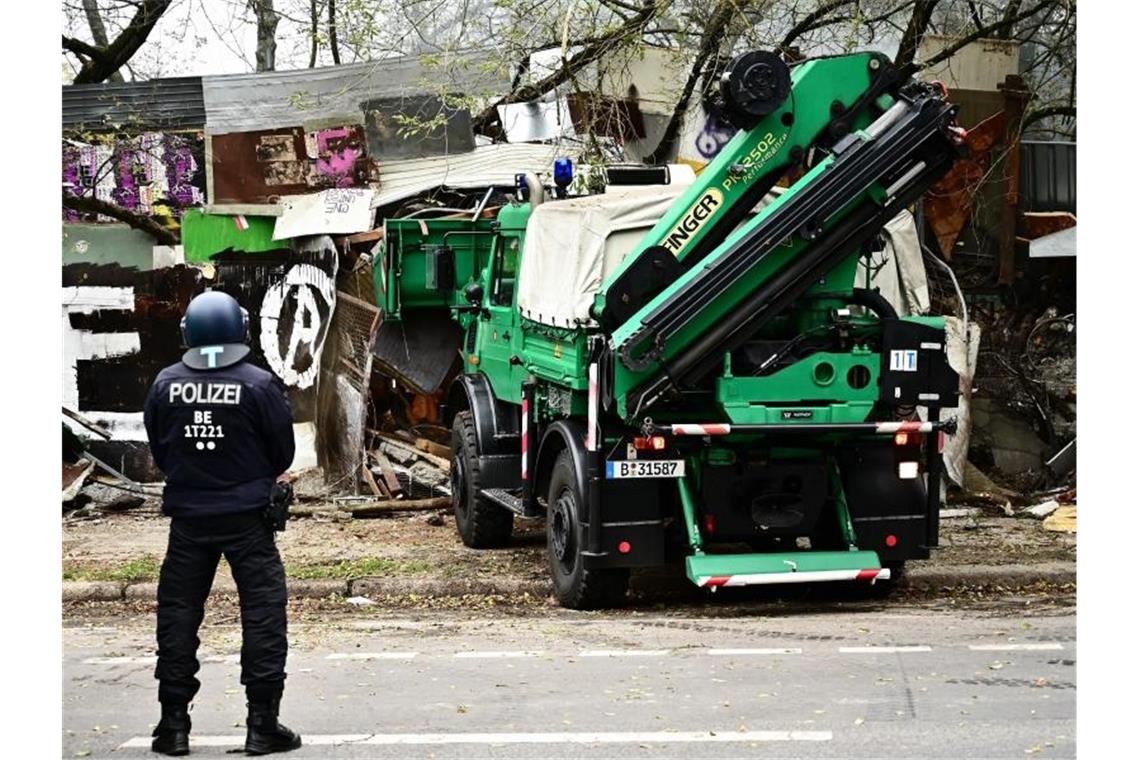 Polizei beginnt Räumung des linken Projekts „Köpi“ in Berlin Ein Räumfahrzeug im Einsatz. Foto: Fabian Sommer/dpa