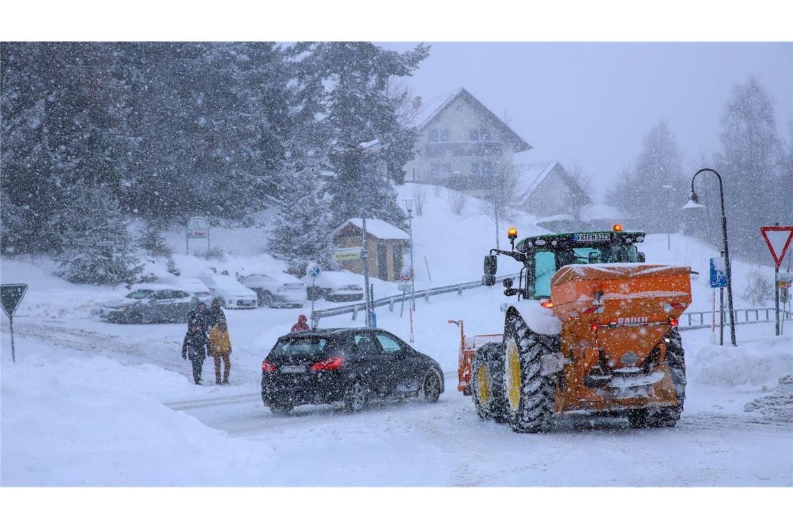 Ein Räumfahrzeug ist auf dem verschneiten Feldberg unterwegs.