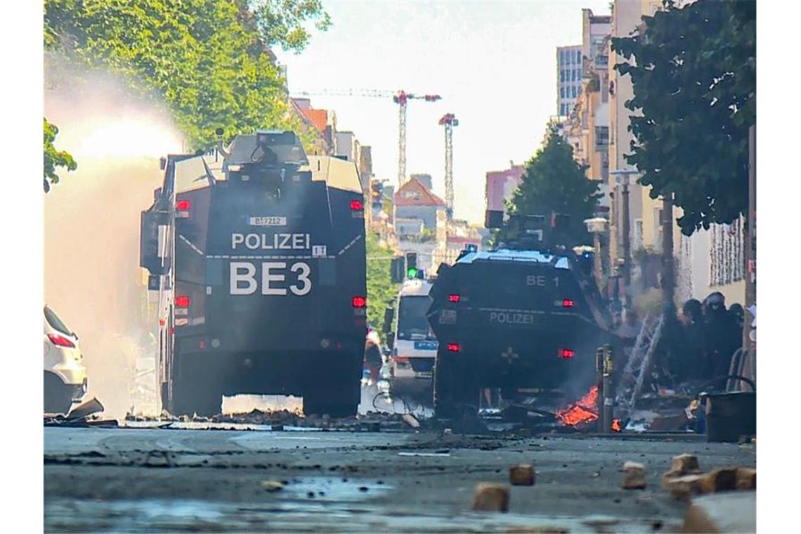 Konflikt um Berliner Haus „Rigaer 94“ spitzt sich zu Ein Räumpanzer und ein Wasserwerfer der Polizei fahren durch die Rigaer Straße in Berlin-Friedrichshain. Foto: Dennis Lloyd Brätsch/TeleNewsNetwork/dpa