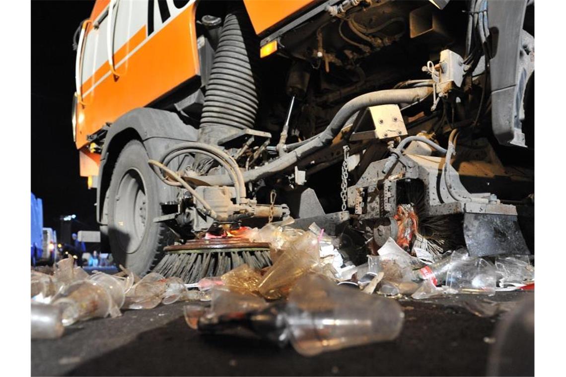 Wegwerfartikel: Hersteller sollen für Entsorgung bezahlen Ein Räumungsfahrzeug beseitigt Müll auf einer Straße am Brandenburger Tor in Berlin. Foto: Paul Zinken
