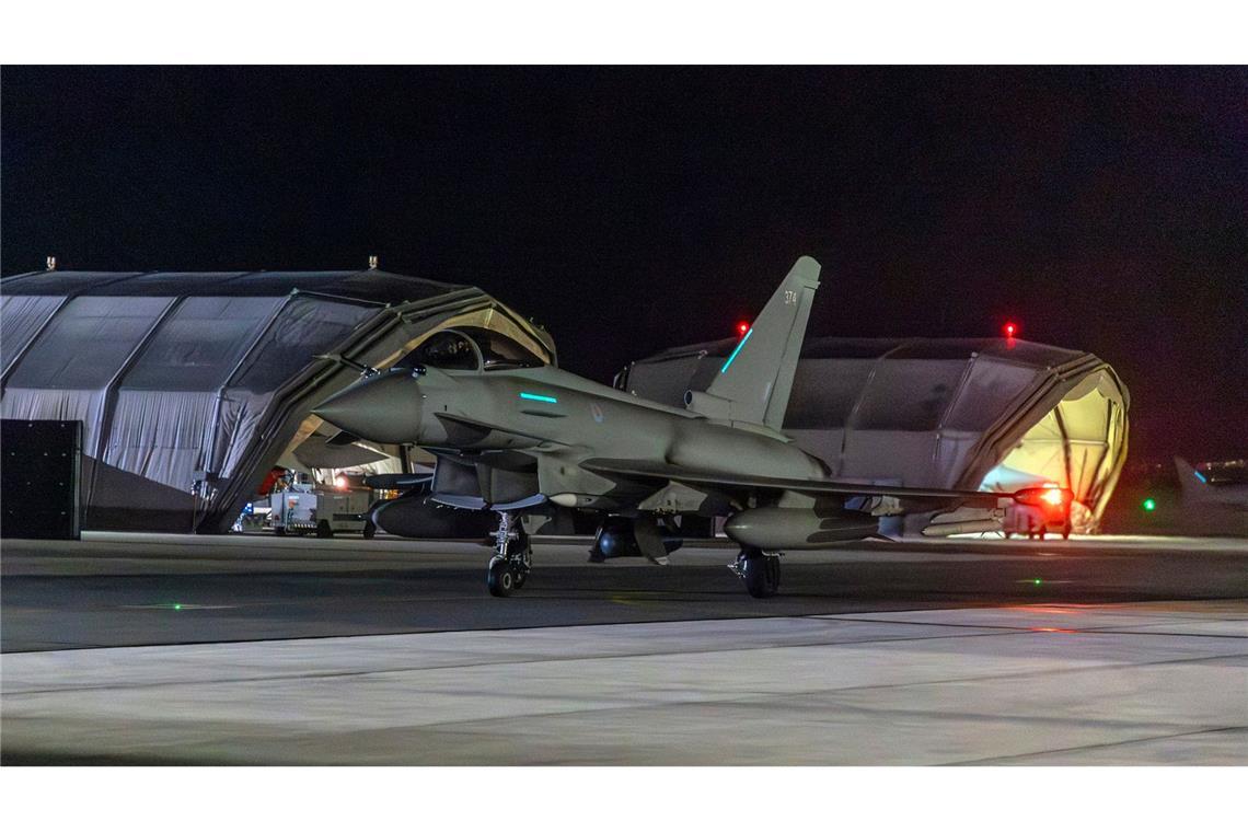 Ein RAF Typhoon-Flugzeug kehrt nach einem Angriff auf Ziele im Jemen zum Stützpunkt Royal Air Force Akrotiri auf Zypern zurück.
