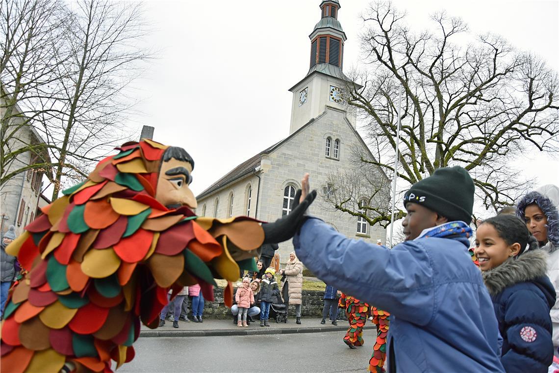 Ein Rechaspitzer begrüßt die jungen Fans an der Kirche. Narrenwochenende in Alth...