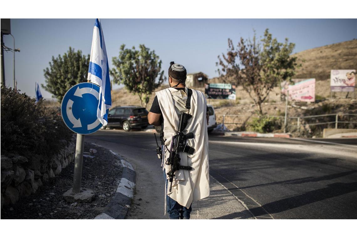 Ein rechtsgerichteter israelischer Siedler trägt eine Waffe.  Bei Zusammenstößen zwischen gewalttätigen Siedlern und palästinensischen Bewohnern in der Nähe von Ramallah ist ein Palästinenser getötet worden (Archivfoto).
