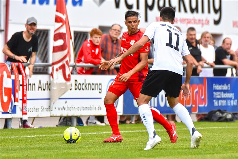 Ein Rechtsverteidiger mit Vorwärtsdrang: Benito Baez-Ayala (am Ball) hat für die TSG Backnang diese Saison schon vier Tore erzielt. Foto: T. Sellmaier