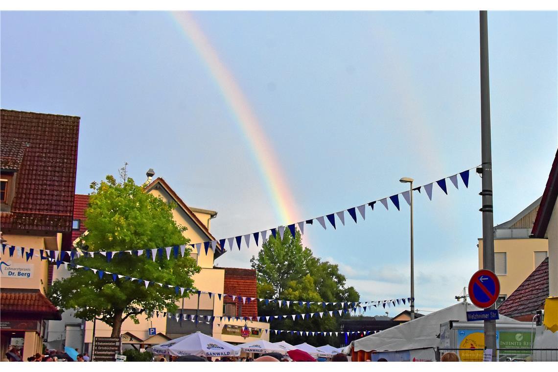 Ein Regenbogen zeigt sich über dem Tälestreff in Unterweissach.
