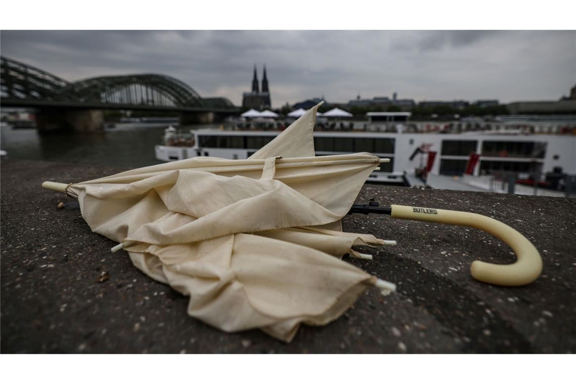 Bilder des Tages Ein Regenschirm am Rhein – die Sonne macht weiter Pause