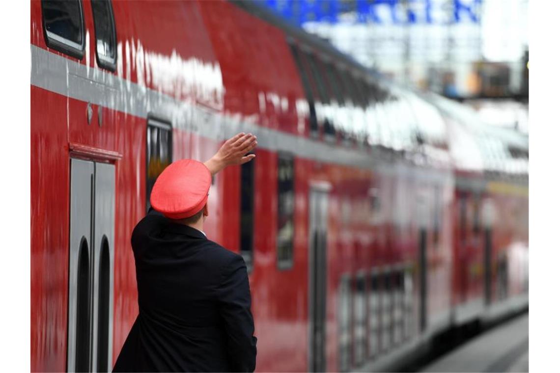 Gewerkschaftsumfrage: Zugpersonal wird häufiger angegriffen Ein Regionalzug am Berliner Hauptbahnhof. Foto: picture alliance / Soeren Stache/dpa