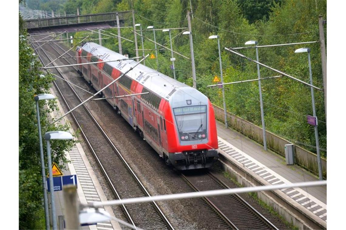 Ein Regionalzug der Deutschen Bahn fährt durch einen Bahnhof. Foto: Jonas Walzberg/dpa/Symbolbild