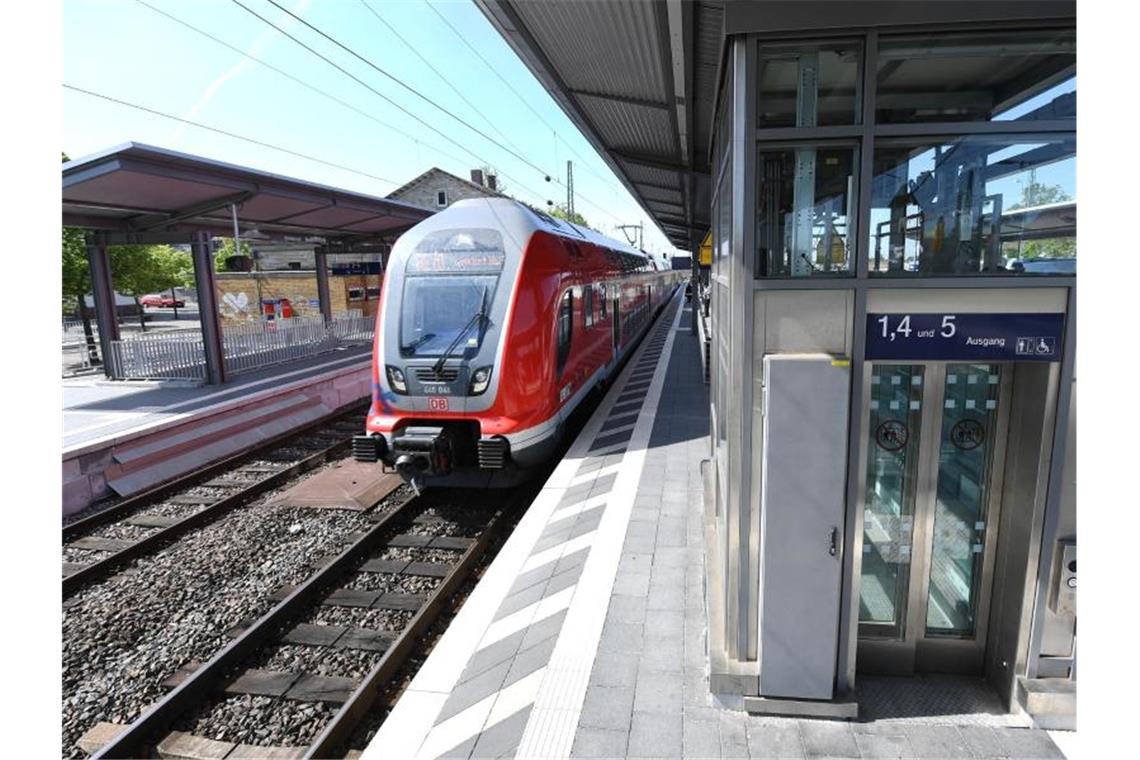 Ein Regionalzug der Deutschen Bahn fährt im Bahnhof von Biblis an einem Gleis ein. Foto: Arne Dedert/dpa/Symbolbild