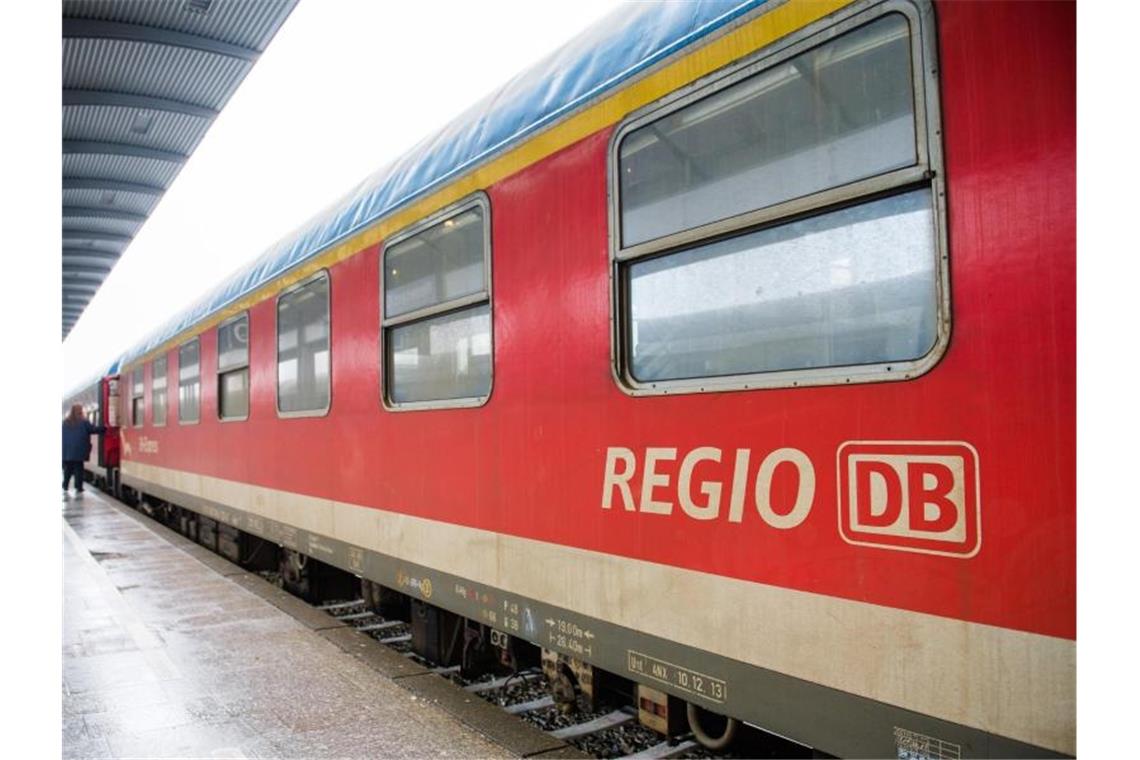 Ein Regionalzug der Deutschen Bahn steht in einem Bahnhof. Foto: Daniel Bockwoldt/Archivbild