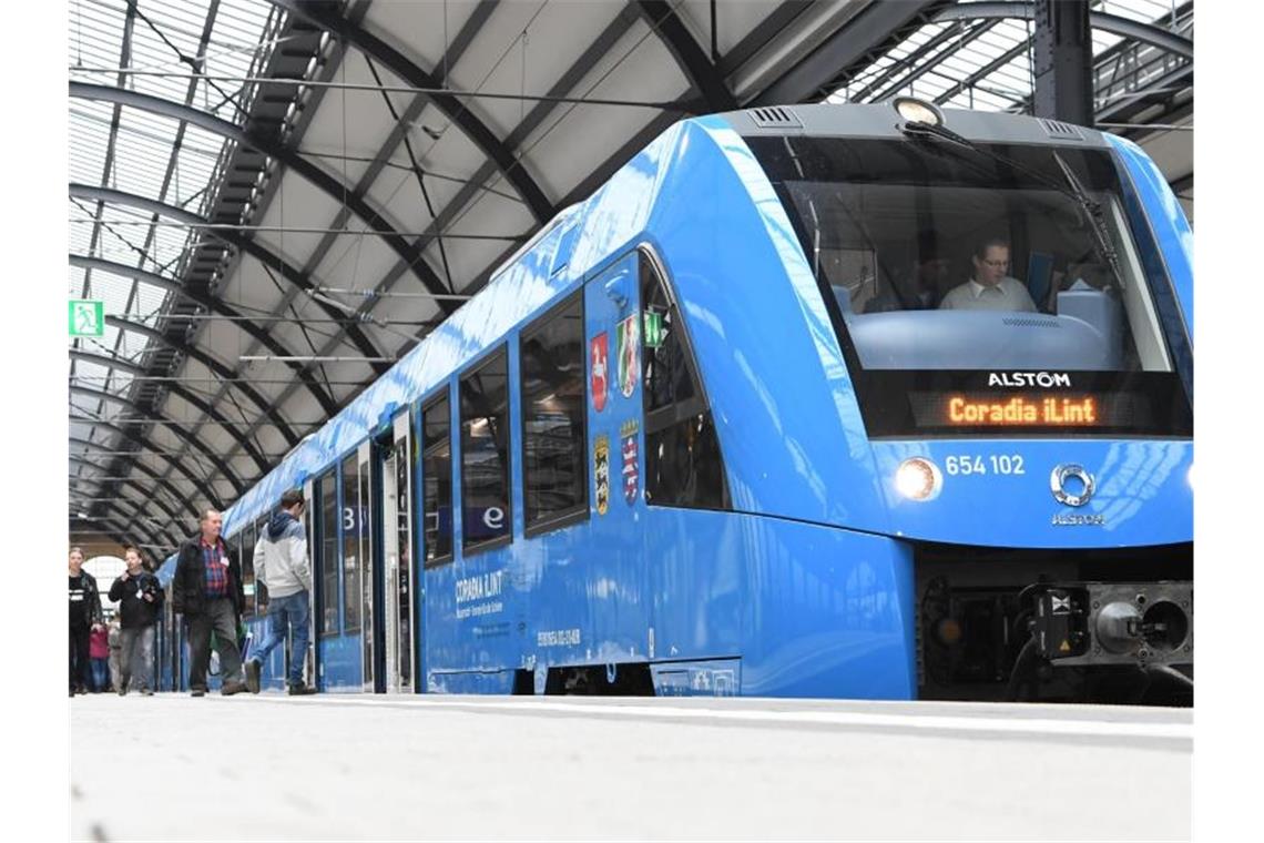 Ein Regionalzug des französischen Herstellers Alstom, der von einer Brennstoffzelle angetrieben wird, steht abfahrbereit im Wiesbadener Hauptbahnhof. Foto: Arne Dedert
