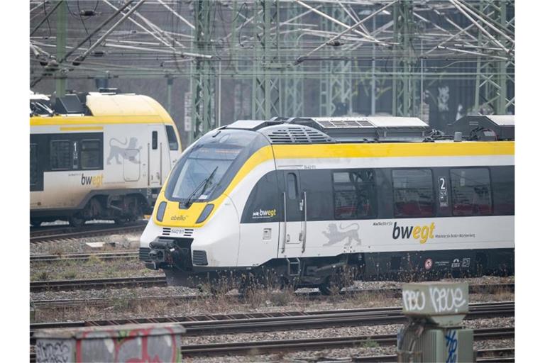 Ein Regionalzug des privaten Bahnbetreibers Abellio fährt vor dem Stuttgarter Hauptbahnhof. Foto: Sebastian Gollnow/dpa/Symbolbild