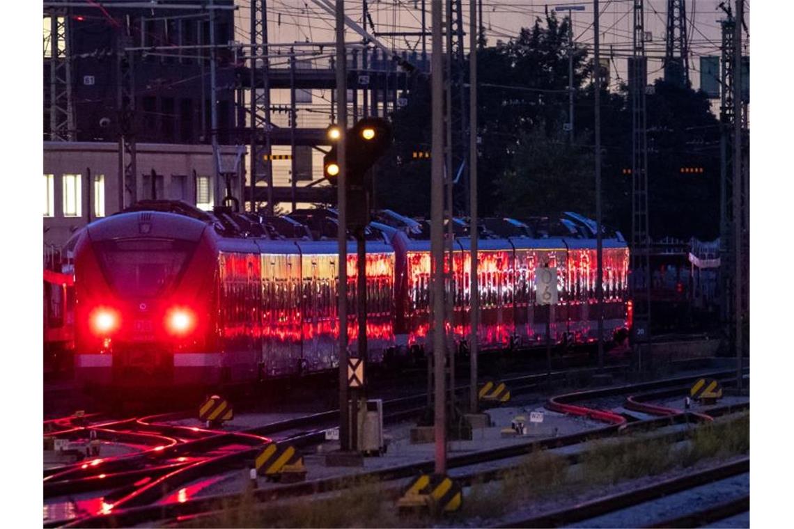 Ende des Streiks in Sicht: Bahn will schnellen Normalbetrieb Ein Regionalzug steht vor dem Nürnberger Hauptbahnhof. Foto: Daniel Karmann/dpa