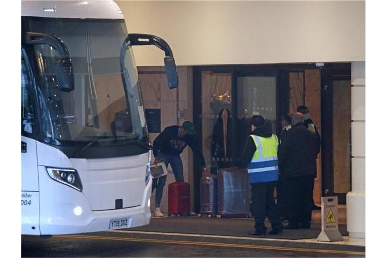 Ein Reisebus bringt Passagiere zum Radisson Blu Edwardian Hotel nahe des Flughafens Heathrow. Foto: Steve Parsons/PA Wire/dpa