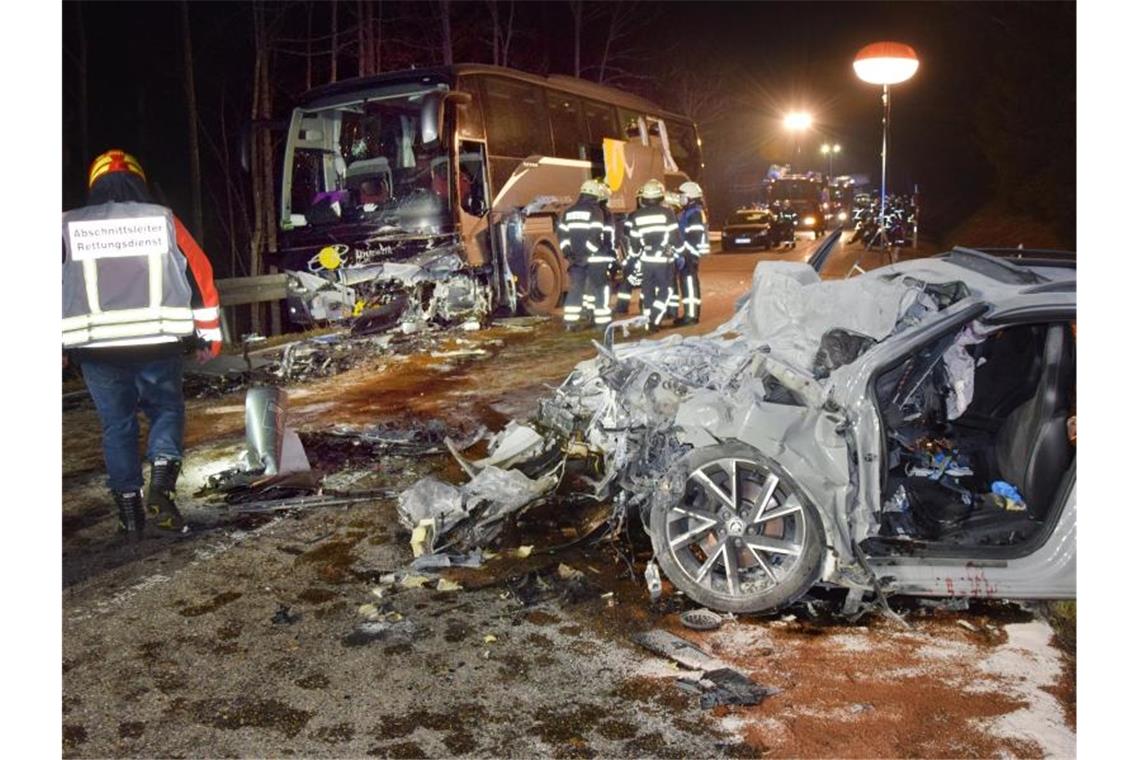 Auto kracht in Reisebus: Ein Toter und 13 Verletzte Ein Reisebus und ein Auto stehen nach einem Unfall auf einer Landstrasse. Foto: --/kamera24/dpa