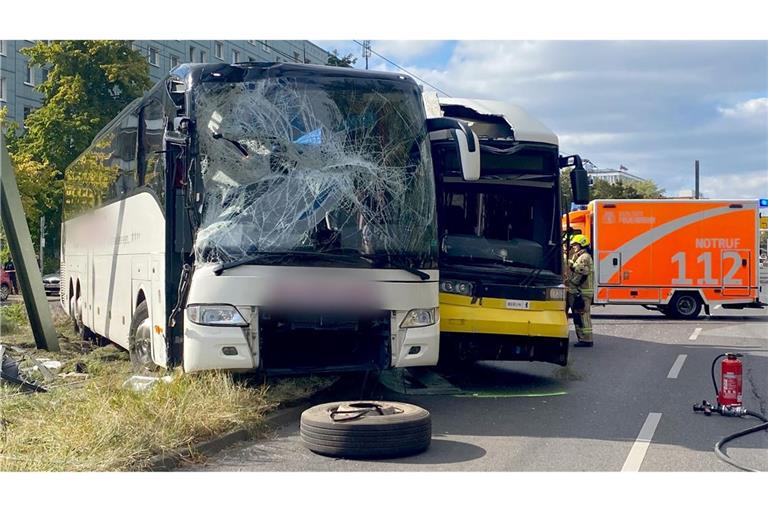 Ein Reisebus und eine Tram stoßen nahe dem Alexanderplatz zusammen.