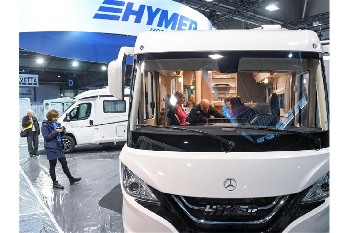 Wohnmobilhersteller Hymer baut Fahrgestelle künftig selbst Ein Reisemobil von Hymer wird während einer Vorbesichtigung auf einer Messe gezeigt. Foto: Hendrik Schmidt/zb/dpa/Archiv